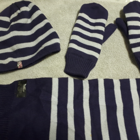 Hat, scarf and mittens.  Ladies O/S. - Picture 5 of 6